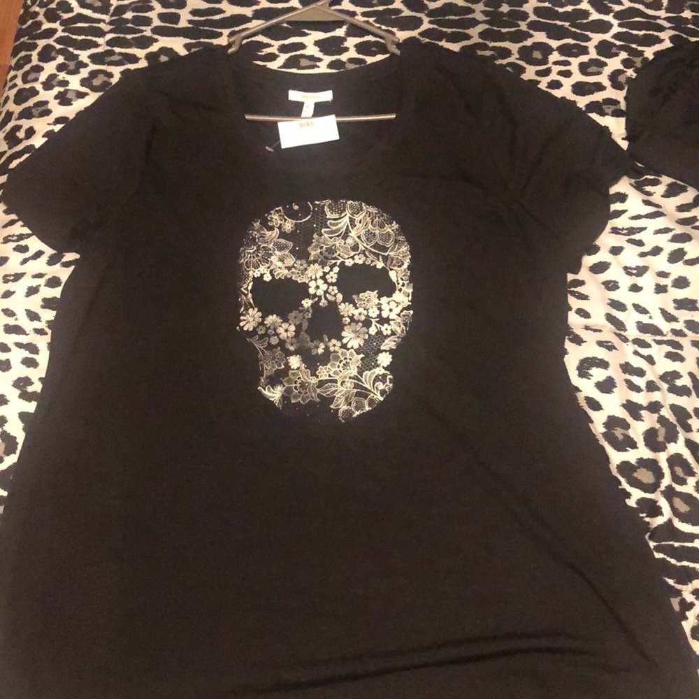 New with tags skull tee size 1